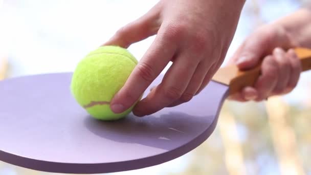 Spielen Freien Mit Einem Holzschläger Einen Tennisball Von Unten Nach — Stockvideo