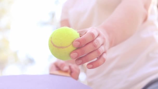 Spielen Freien Mit Einem Holzschläger Einen Tennisball Von Unten Nach — Stockvideo