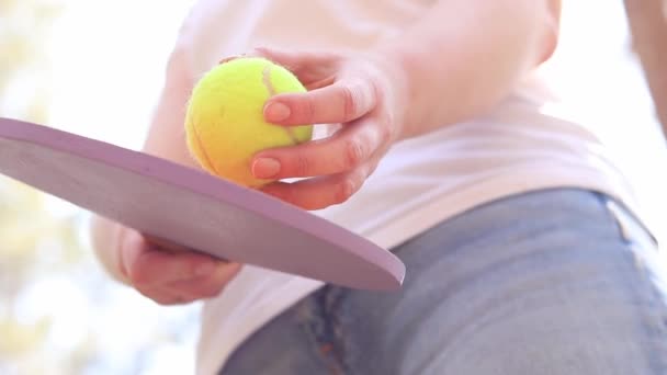 Jeu Extérieur Frapper Une Balle Tennis Avec Une Raquette Bois — Video