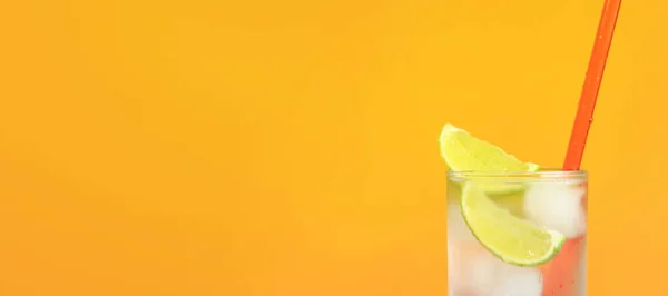 Turuncu Arka Planda Buzlu Limonlu Buzlu Çay Soğuk Içecekle Yaz — Stok fotoğraf