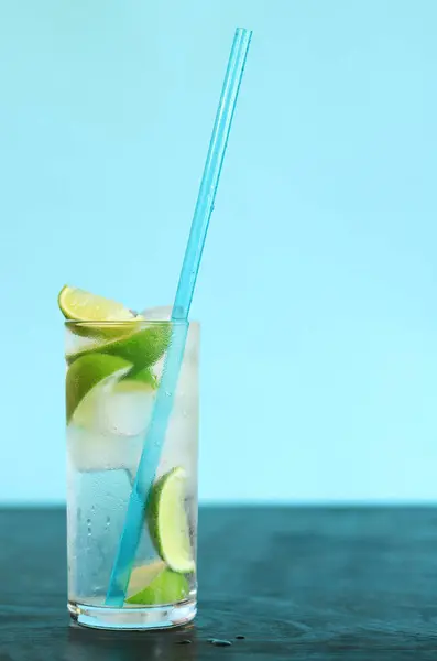 Limonáda Ledem Vápnem Světle Modrém Pozadí Letní Koktejl Studeným Drinkem — Stock fotografie