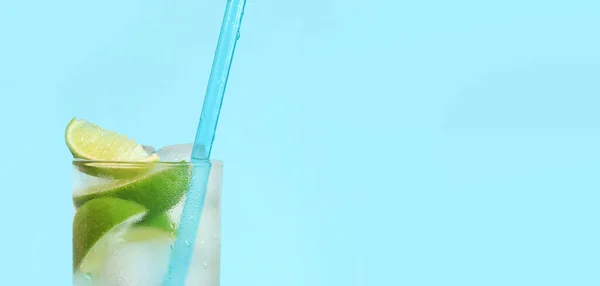 Limonade Mit Eis Und Limette Auf Hellblauem Hintergrund Sommercocktail Mit — Stockfoto