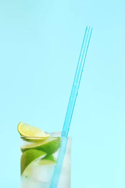 Limonáda Ledem Vápnem Světle Modrém Pozadí Letní Koktejl Studeným Pitím — Stock fotografie