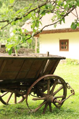 Kyiv, Ukrayna - 7 Haziran 2023: Açık hava müzesinde basit bir köylü ya da çukur arabası. Mamaeva Sloboda. Güneşli bir yaz gününde tahta araba.