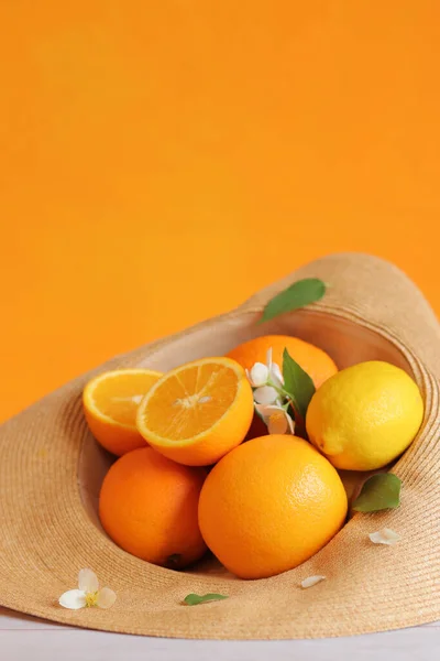 Ripe Fruits Summer Hat Oranges Lemons Citrus Fruits Orange Background — Stock Photo, Image