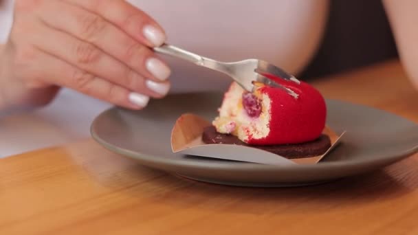 粉红色的蛋糕 心形的 情人节的甜点 在咖啡店里吃蛋糕 用叉子把一块蛋糕切碎 — 图库视频影像