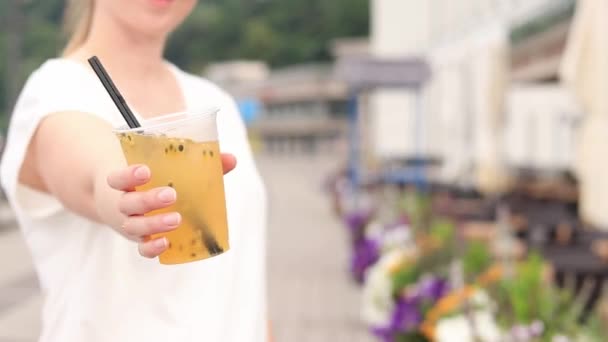 Ragazza Offre Bere Limonata Bevanda Estiva Nelle Mani Una Ragazza — Video Stock