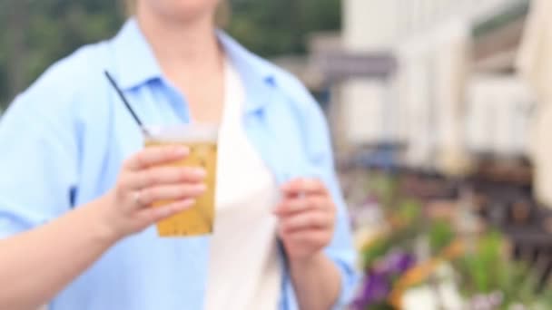 Dziewczyna Proponuje Lemoniadę Letni Drink Rękach Dziewczyny Zamazane Tło Zimna — Wideo stockowe