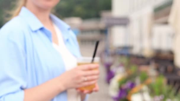 Rapariga Oferece Para Beber Limonada Bebida Verão Nas Mãos Uma — Vídeo de Stock