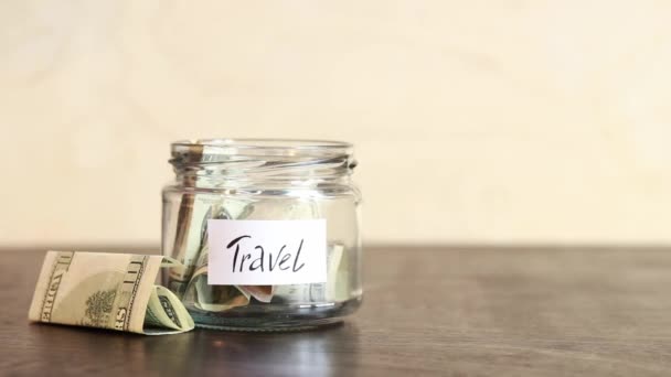 Κουμπαράς Δολάρια Για Ταξίδια Συσσώρευση Της Χρηματοοικονομικής Έννοιας Γυάλινο Βάζο — Αρχείο Βίντεο