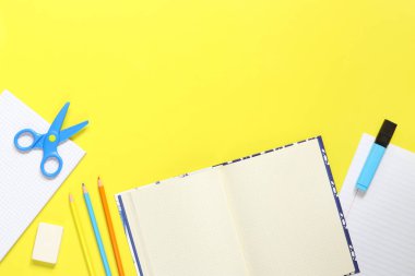 Okula dönelim. Çalışma alanı, üst manzara, düz yatak. Not defterlerini, kalemleri, makasları ve sarı arka planda bir işaretleyiciyi aç. Model defterler ve çalışma ve çalışma için bir kırtasiye seti. Kırtasiye