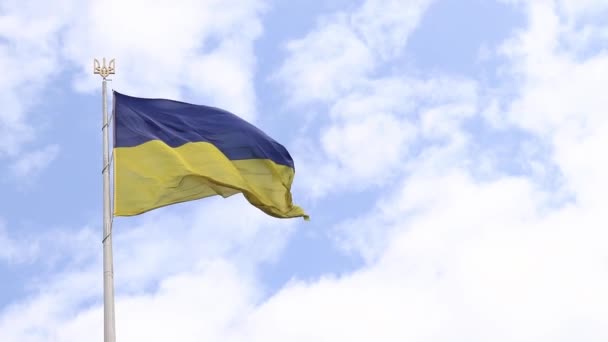 Ukrajna Zászlója Címerei Egy Zászlórúdon Egy Felhős Égbolttal Szemben Ukrajna — Stock videók