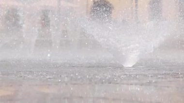Yaya ya da yer fıskiyesi. Şehrin arka planında bir çeşme var. Yazlık kafelerin arka planında verandalı çeşme