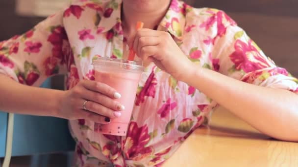Bublinkový Čaj Pití Plastovém Kelímku Rukou Dívky Promíchejte Bublinkový Čaj — Stock video