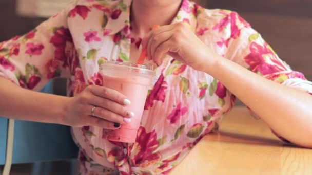 バブルティー 女の子の手にプラスチック製のカップの中に飲み物 ストローで泡茶をかき混ぜてください 台湾の女飲み バブルミルクティー — ストック動画