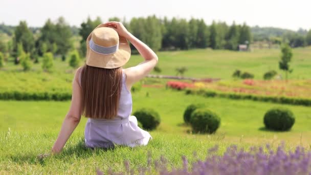 Ein Junges Mädchen Kleid Sitzt Einem Sommertag Auf Grünem Gras — Stockvideo
