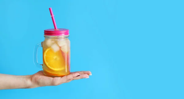 Odneste Limonádu Mason Sklenici Dlani Dívčiny Ruky Letní Drink Modrém — Stock fotografie