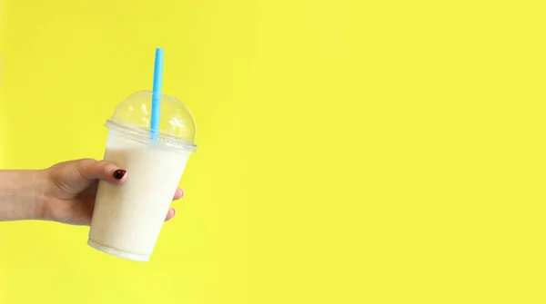 Plastik Bardaklı Muzlu Smoothie Muzlu Milkshake Parlak Sarı Arka Planda — Stok fotoğraf