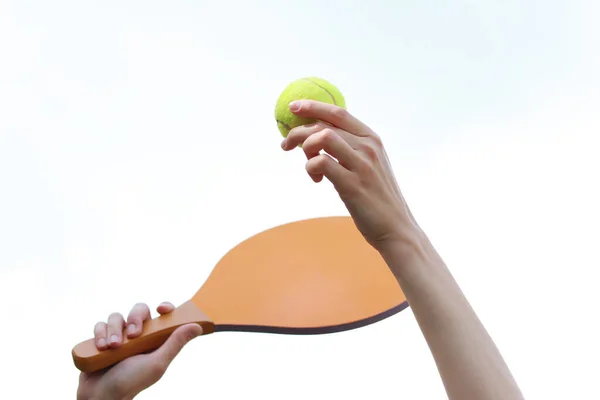 Gri Gökyüzüne Karşı Tahta Raketle Raketbol Oynamak Plaj Tenisi Tenis — Stok fotoğraf