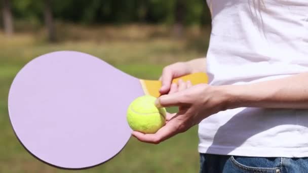 在大自然的背景下 用木制球拍玩桨球 乒乓球一种用于打网球的木制桨和一个女孩手中的球户外运动 后续行动 — 图库视频影像