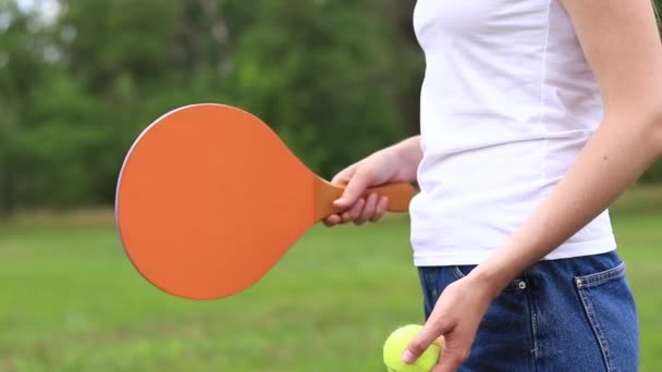 Jogar Paddleball Com Uma Raquete Madeira Fundo Natureza Uma Raquete — Vídeo de Stock