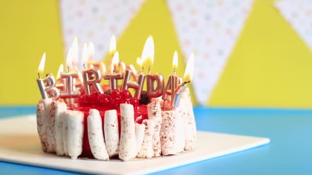 Gâteau Anniversaire Gâteau Avec Des Bougies Brûlantes Sur Fond Lumineux — Video