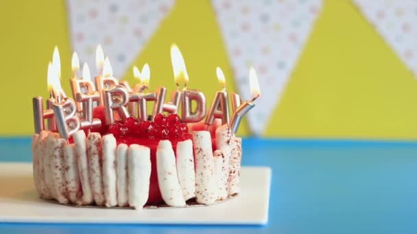 Doğum Günü Pastası Parlak Bir Arka Planda Yanan Mumları Olan — Stok video