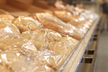 Raftaki bir dükkanda bir paket ekmek. Baton yakın çekim. Süpermarkette ekmek.