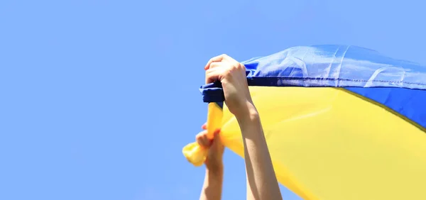 Жовтий Синій Прапор України Руках Жінки Синьо Жовтий Прапор України — стокове фото