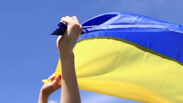 Vrouwenhanden Met Oekraïense Vlag Tegen Lucht Oekraïense Vlag Wappert Wind — Stockvideo