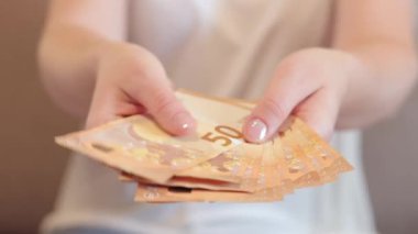 Eldeki para, 50 avroluk banknotlar. Seçici odaklanma. Kazançları göster