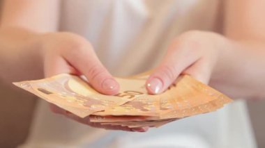 Eldeki para, 50 avroluk banknotlar. Seçici odaklanma. Kazançları göster