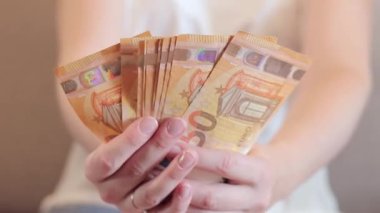 Eldeki para, 50 avroluk banknotlar. Seçici odaklanma. Kazançları göster