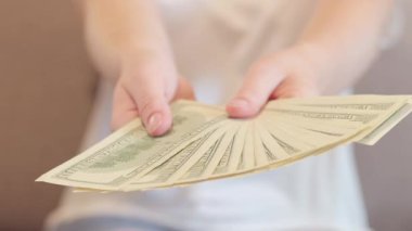 Elde para, 100 dolarlık banknotlar. Seçici odaklanma. Gelirleri ve finansal okuryazarlığı göstermek