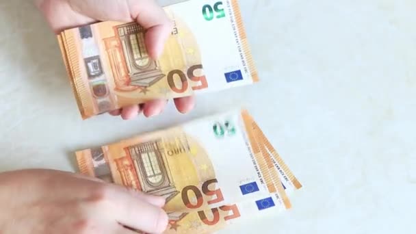Μετρήστε Τους Λογαριασμούς Κοντινό Χρήματα Στο Χέρι Χαρτονομίσματα Των Ευρώ — Αρχείο Βίντεο