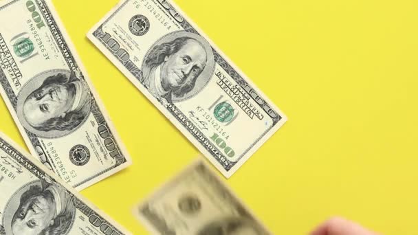 100美元钞票的背景 把美元放在黄色的亮底色上 钱依次出现了 — 图库视频影像