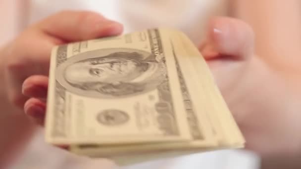手头的钱 100美元的钞票 有选择的重点 展示收入 金融知识 货币兑换或支付的概念 — 图库视频影像