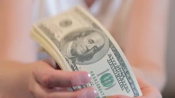 Pénz Kézben 100 Dolláros Számlák Szelektív Fókusz — Stock videók