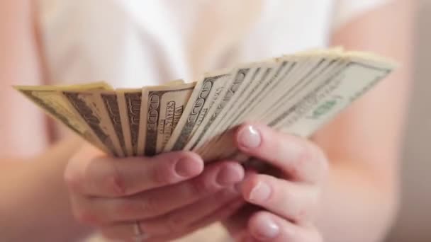 手头的钱 100美元的钞票 有选择的重点 — 图库视频影像