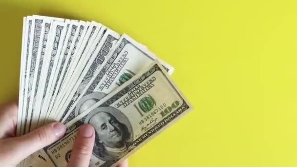 Billetes Cien Dólares Sobre Fondo Amarillo Ganar Lotería Ganar Dinero — Vídeos de Stock