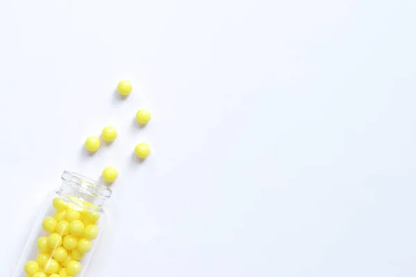 Pillole Gialle Vengono Versate Una Bottiglia Vetro Uno Sfondo Bianco — Foto Stock
