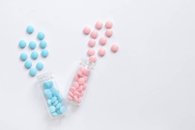 B grubunun vitaminleri, tabletler, beslenme takviyeleri. Beyaz arka planda cam şişelerde mavi ve pembe haplar. Sağlık hizmetleri, ağrı kesiciler ve haplar. Eczane ilaçları.