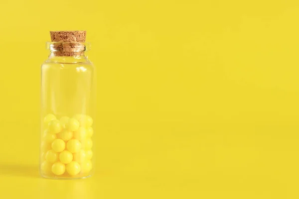 Gula Tabletter Glasburk Askorbinsyra Vitamin Glasflaska Gul Bakgrund Epidemi Smärtstillande — Stockfoto