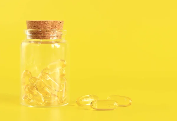 Cápsulas Omega Frasco Vidro Sobre Fundo Amarelo Cuidados Saúde Comprimidos — Fotografia de Stock