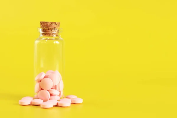 Розовые Таблетки Выливают Стеклянной Бутылки Желтый Фон Витаминный Комплекс Вид — стоковое фото
