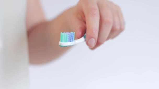 Espremendo Pasta Dentes Uma Escova Dentes Close Escova Dentes Saúde — Vídeo de Stock
