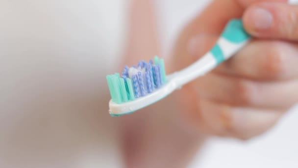 Zahnpasta Auf Eine Zahnbürste Drücken Aus Nächster Nähe Zähneputzen Gesundheitsfürsorge — Stockvideo