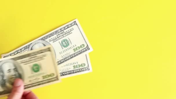Wykonaj Obliczenia Połóż Sto Dolarów Żółtym Tle Kładę Pieniądze Jasnym — Wideo stockowe