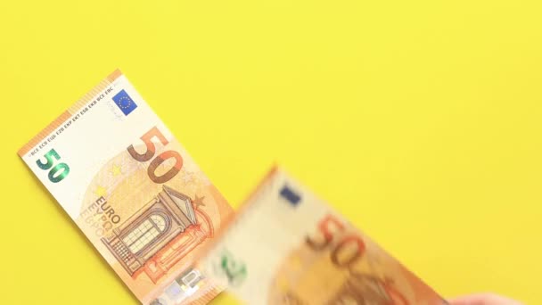 Κάνε Υπολογισμούς Απλώστε Τραπεζογραμμάτια Των Πενήντα Ευρώ Κίτρινο Φόντο Βάζοντας — Αρχείο Βίντεο