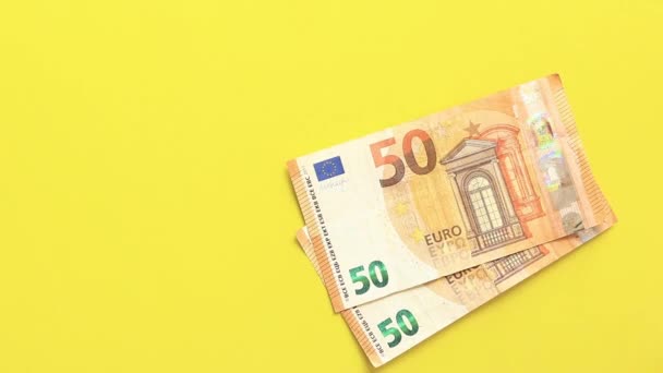 Berekenen Leg Bankbiljetten Van Vijftig Euro Een Gele Achtergrond Geld — Stockvideo